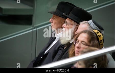 Berlin, Deutschland. 27. Januar 2016. Sepectators Teilnahme an einer Gedenkveranstaltung für die Opfer des Nationalsozialismus im Deutschen Bundestag in Berlin, Deutschland, 27. Januar 2016. Bildnachweis: Dpa picture Alliance/Alamy Live News Stockfoto