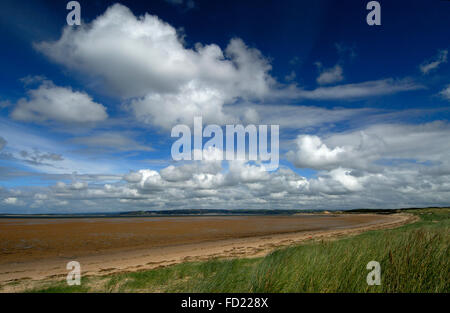 Blick über Whiteford Sands in Richtung Burry Port, die Gower-Halbinsel, Süd-Wales, UK. Es ist blauer Himmel mit helle Wolke. Stockfoto