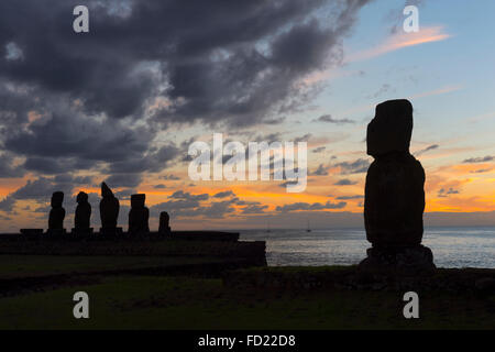 Tahai Zeremoniell komplexe bei Sonnenuntergang, Hanga Roa, Nationalpark Rapa Nui, Osterinsel, Chile, UNESCO-Welterbe Stockfoto