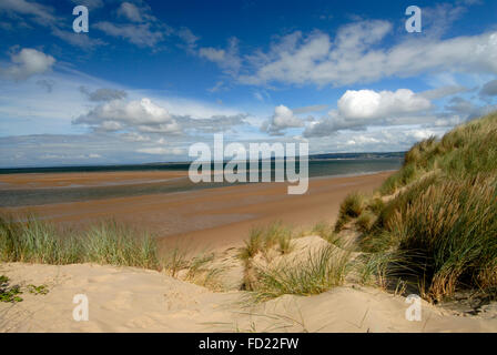 Blick über Whiteford Sands in Richtung Burry Port, die Gower-Halbinsel, Süd-Wales, UK. Es ist blauer Himmel mit helle Wolke. Stockfoto