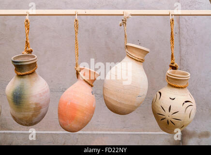 Keramik Töpfe zum Verkauf am Souk in Nizwa Oman Stockfoto