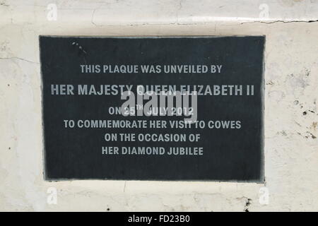 Gedenktafel für Besuch in Cowes von Königin Elizabeth II, Isle Of Wight, Großbritannien Stockfoto