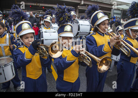 Grundschule Blaskapelle an die drei Könige-Day-Parade in Williamsburg, Brooklyn, NY. Stockfoto