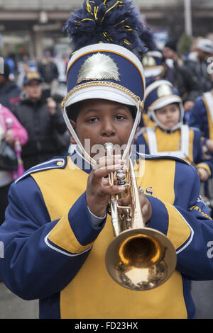 Grundschule Blaskapelle an die drei Könige-Day-Parade in Williamsburg, Brooklyn, NY. Stockfoto