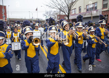 Grundschule Blaskapelle an die drei Könige-Day-Parade in Williamsburg, Brooklyn, NY. Stockfoto