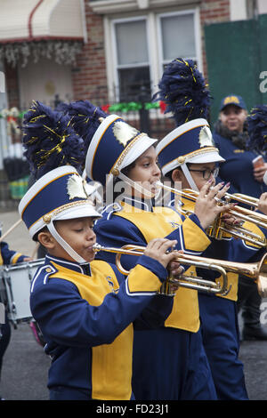 Grundschule Blaskapelle an die drei Könige-Day-Parade in Williamsburg, Brooklyn, NY. Stockfoto