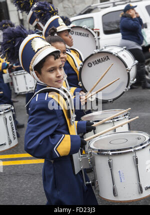 Grundschule Blaskapelle an die drei Könige-Day-Parade in Williamsburg, Brooklyn, NY. Stockfoto