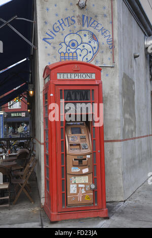 ATM, untergebracht in einem alten Telefonzelle vor einem Restaurant in Greenpoint, Brooklyn, NY. Stockfoto