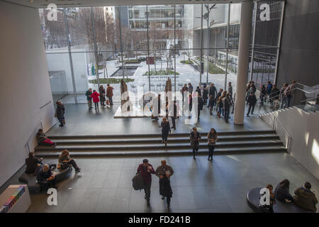 Blick hinunter auf die Eingangshalle und der Outdoor-Skulpturengarten im Museum of Modern Art in New York City. Stockfoto