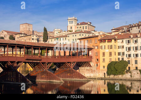 Berühmte alte hölzerne Brücke (Ponte Vecchio) im Dorf Bassano del Grappa, Italien Stockfoto