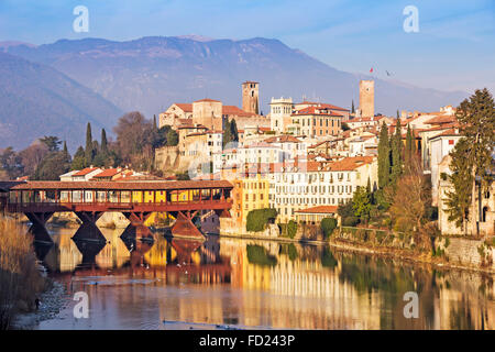 Berühmte alte hölzerne Brücke (Ponte Vecchio) im Dorf Bassano del Grappa, Italien Stockfoto