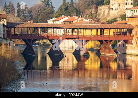 Berühmte alte hölzerne Brücke (Ponte Vecchio) im Dorf Bassano del Grappa, Italien Stockfoto