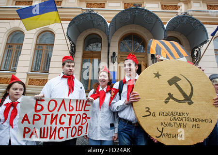 Kiew, Ukraine. 27. Januar 2016. Ukrainische Aktivisten gekleidet in Uniformen der sowjetische Pioniere Stand mit einer großen symbolischen Medaille mit Text "zur Unterstützung der Besetzung Kultur in der Ukraine", während ihrer Performance vor ukrainischen Ministeriums für Kultur. Aktivisten protestieren gegen das Auftreten von russischen Künstlern auf die Ukraine TV, die für ihre Anti-Ukrainisch-Position bekannt sind und die Crimea Annexion durch Russland zu unterstützen. Bildnachweis: Vasyl Shevchenko / pazifische Presse/Alamy Live News Stockfoto