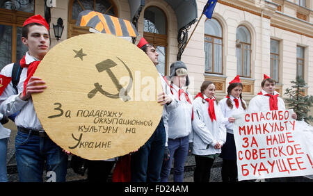 Kiew, Ukraine. 27. Januar 2016. Ukrainische Aktivisten gekleidet in Uniformen der sowjetische Pioniere Stand mit einer großen symbolischen Medaille mit Text "zur Unterstützung der Besetzung Kultur in der Ukraine", während ihrer Performance vor ukrainischen Ministeriums für Kultur. Aktivisten protestieren gegen das Auftreten von russischen Künstlern auf die Ukraine TV, die für ihre Anti-Ukrainisch-Position bekannt sind und die Crimea Annexion durch Russland zu unterstützen. © Vasyl Shevchenko / pazifische Presse/Alamy Live News Stockfoto