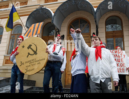 Kiew, Ukraine. 27. Januar 2016. Ukrainische Aktivisten gekleidet in Uniformen der sowjetische Pioniere Stand mit einer großen symbolischen Medaille mit Text "zur Unterstützung der Besetzung Kultur in der Ukraine", während ihrer Performance vor ukrainischen Ministeriums für Kultur. Aktivisten protestieren gegen das Auftreten von russischen Künstlern auf die Ukraine TV, die für ihre Anti-Ukrainisch-Position bekannt sind und die Crimea Annexion durch Russland zu unterstützen. © Vasyl Shevchenko / pazifische Presse/Alamy Live News Stockfoto