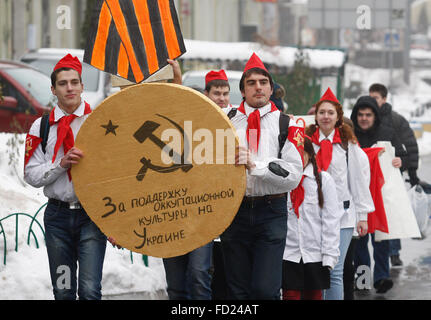 Kiew, Ukraine. 27. Januar 2016. Ukrainische Aktivisten, gekleidet in Uniformen der sowjetische Pioniere tragen eine große symbolische Medaille mit Text "zur Unterstützung der Besetzung Kultur in der Ukraine", während ihrer Performance vor ukrainischen Ministeriums für Kultur. Aktivisten protestieren gegen das Auftreten von russischen Künstlern auf die Ukraine TV, die für ihre Anti-Ukrainisch-Position bekannt sind und die Crimea Annexion durch Russland zu unterstützen. © Vasyl Shevchenko / pazifische Presse/Alamy Live News Stockfoto