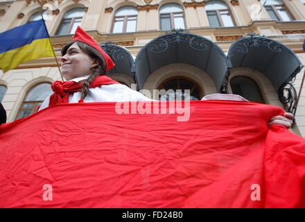 Kiew, Ukraine. 27. Januar 2016. Ukrainische Aktivistin gekleidet in Uniform eines sowjetischen Pionier, während Auftritt vor ukrainischen Ministeriums für Kultur. Aktivisten protestieren gegen das Auftreten von russischen Künstlern auf die Ukraine TV, die für ihre Anti-Ukrainisch-Position bekannt sind und die Crimea Annexion durch Russland zu unterstützen. Bildnachweis: Vasyl Shevchenko / pazifische Presse/Alamy Live News Stockfoto