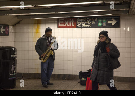 Saxophonist in einer Fußgängerzone u-Bahn-Tunnel im Grand Central Terminal in New York City. Stockfoto