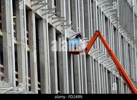 Berlin, Deutschland. 27. Januar 2016. Ein Mann arbeitet auf ein Heber während der Renovierung des Berliner Stadtschlosses in Berlin, Deutschland, 27. Januar 2016. Foto: BRITTA PEDERSEN/ZB/Dpa/Alamy Live News Stockfoto