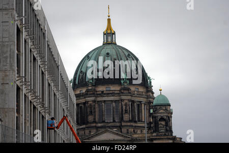 Berlin, Deutschland. 27. Januar 2016. Ein Mann arbeitet auf ein Heber während der Renovierung des Berliner Stadtschlosses in Berlin, Deutschland, 27. Januar 2016. Foto: BRITTA PEDERSEN/ZB/Dpa/Alamy Live News Stockfoto