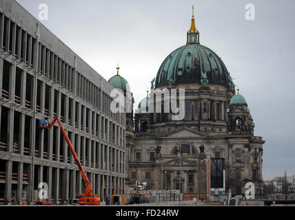 Berlin, Deutschland. 27. Januar 2016. Ein Mann arbeitet auf ein Heber während der Renovierung des Berliner Stadtschlosses in Berlin, Deutschland, 27. Januar 2016. Foto: BRITTA PEDERSEN/ZB/Dpa/Alamy Live News Stockfoto