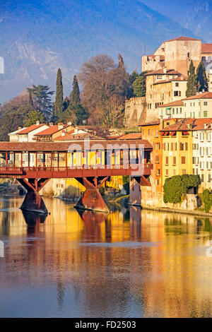 Berühmte alte hölzerne Brücke (Ponte Vecchio) im Dorf Bassano del Grappa, Italien Stockfoto