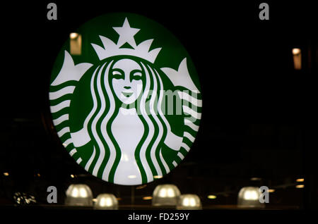 Markenname: "Starbucks Coffee", Berlin. Stockfoto