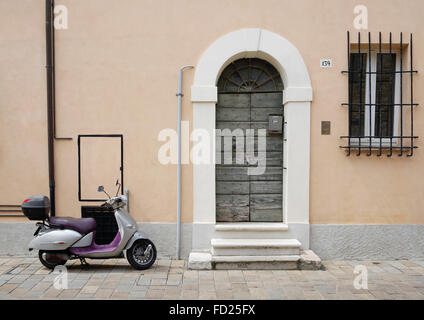 Geparkten Roller vor einem Haus in Cervia, Italien Stockfoto