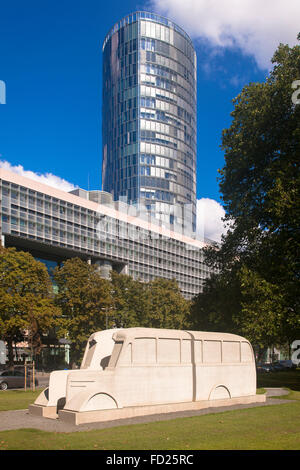 Europa, Deutschland, Nordrhein-Westfalen, Köln, Denkmal der grauen Busse vor den KölnTriangle Turm in der distri Stockfoto