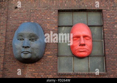 Europa, Deutschland, Nordrhein-Westfalen, Köln, übergroße Gesichter an der Fassade eines Gebäudes im Stadtteil Mülheim. Stockfoto