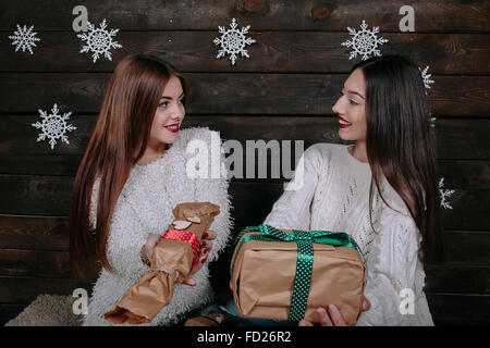 Zwei schöne Mädchen bieten Geschenke für Kamera Stockfoto