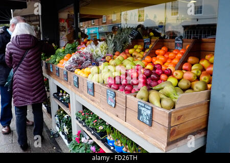 Ein Display mit frischem Obst für den Verkauf außerhalb ein Obst-und Gemüsehändler Shop auf eine hohe St in einer englischen Stadt Stockfoto