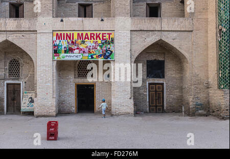 Detail eines Ladens in eine alte Koranschule in Buchara, Usbekistan. Stockfoto