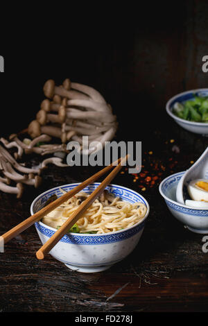 Asiatische Suppe Ramen mit Feta-Käse Stockfoto