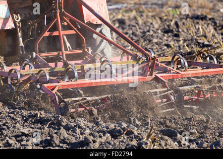 Detail einer landwirtschaftlichen Pflug in Aktion ein Wachsdrüsen Feld in Vorbereitung für die Pflanzung der Frühling-Ernte Pflügen hautnah. P Stockfoto