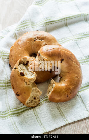 Zwei Zimt und Rosinen Bagels Stockfoto