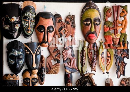 Horizontale Nahaufnahme von dekorativen hölzernen Masken und Statuen auf Verkauf in Kap Verde. Stockfoto