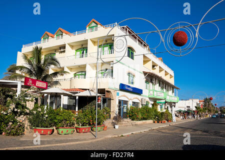 Horizontale Sicht auf eine typische Straße in Sal auf den Kapverden. Stockfoto