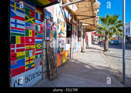 Horizontale Sicht auf eine typische Straße in Sal auf den Kapverden. Stockfoto