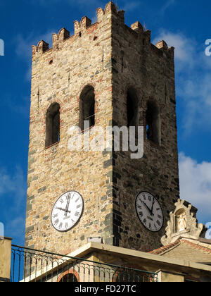 Italien Ligurien 5 Terre Monterosso Glockenturm der Pfarrkirche Kirche San Giovanni Battista, alten Turm von Genua wachen Stockfoto