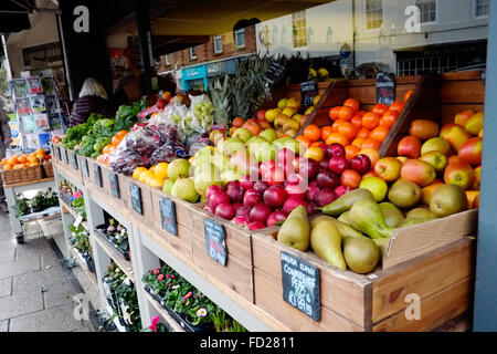 Ein Display mit frischem Obst für den Verkauf außerhalb ein Obst-und Gemüsehändler Shop auf eine hohe St in einer englischen Stadt Stockfoto