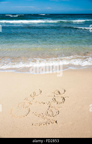 Vertikale Ansicht von Kap Verde in den Sand am Strand geschrieben. Stockfoto