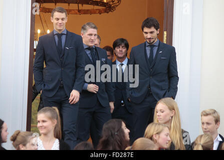 Manuel Neuer, Bastian Schweinsteiger, Joachim Loew, Mats Hummels - Empfang der Deutschen Nationalmannschaft Beim Bundespraesiden Stockfoto