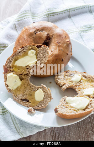 Zwei geröstete und Butter Zimt und Rosinen Bagels Stockfoto