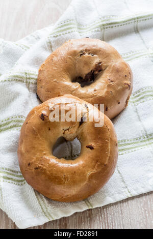 Zwei Zimt und Rosinen Bagels Stockfoto