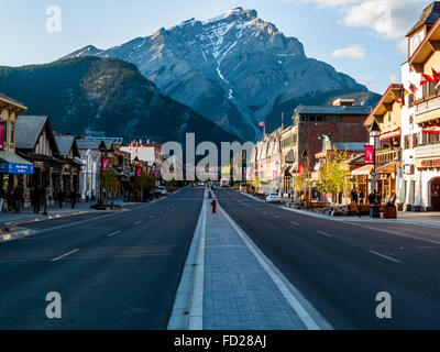 Schließen Sie die Ansicht der Main Street von Banff Townsite in Banff Nationalpark, Alberta Stockfoto