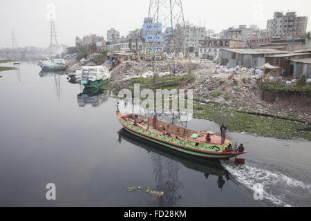 27. Januar 2016 - Dhaka, Bangladesch - Lederfabriken in Hazaribag Bereich verursachen große Luft- und Wasserverschmutzung. Der flüssigen Abfälle direkt in den Fluss Buriganga ohne Behandlung, der Fluss extreme Artenvielfalt Verlust erlitten hat und ist jetzt schwarz, Dhaka, Bangladesch geworden. (Kredit-Bild: © Suvra Kanti Das über ZUMA Draht) Stockfoto