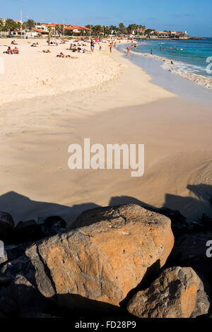 Vertikale Ansicht von Praia de Santa Maria auf Sal auf den Kapverden. Stockfoto