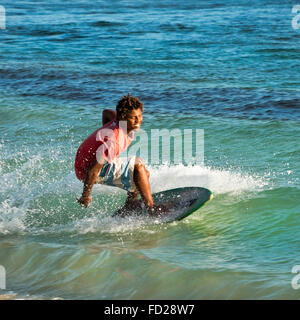 Quadratische Porträt von einem Skim Boarder Surfen von einer Welle in Kap Verde. Stockfoto