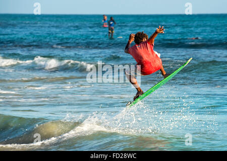 Horizontale Porträt von einem Skim Boarder Surfen von einer Welle in Kap Verde. Stockfoto